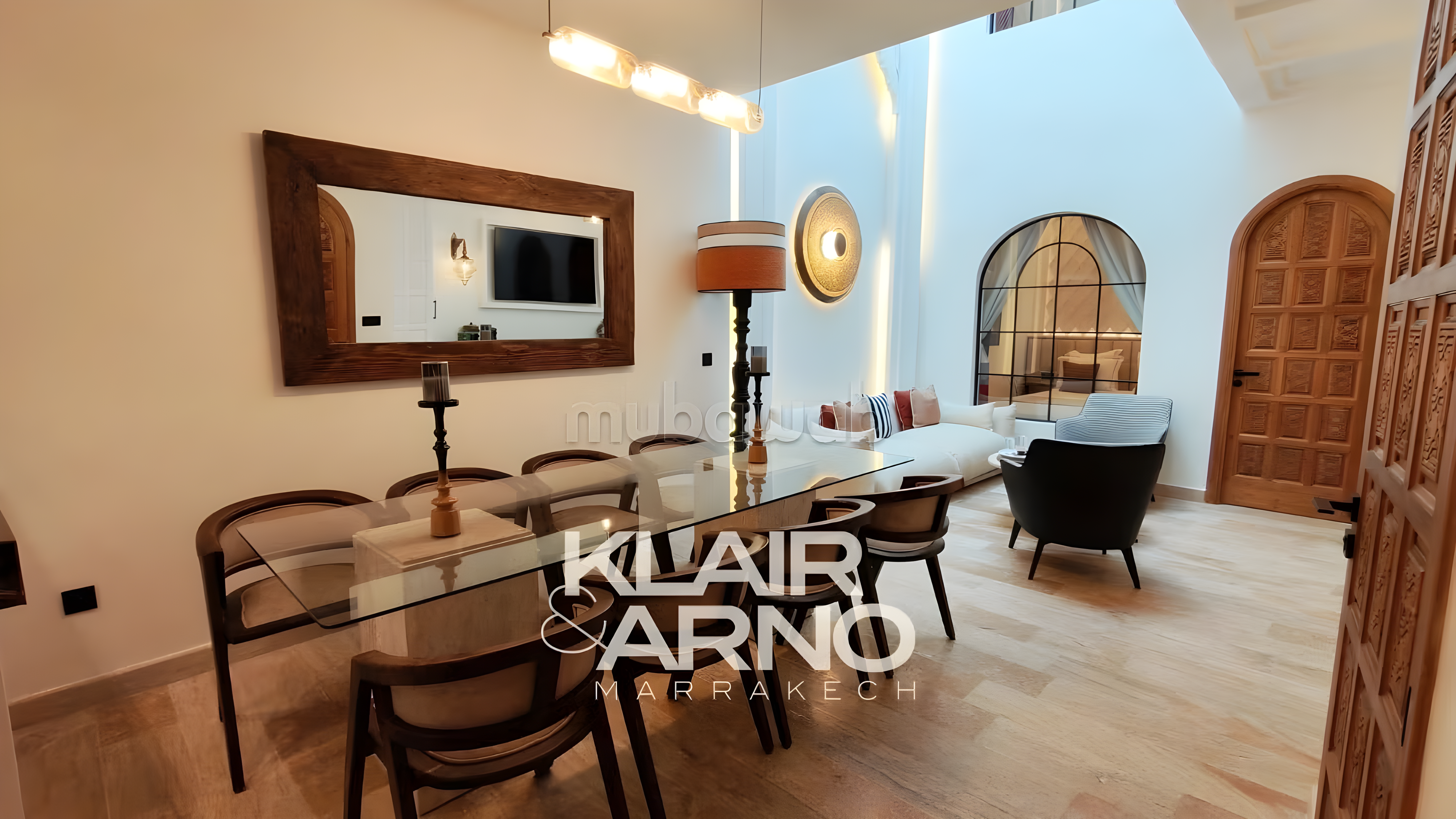 Salon in Berrima guesthouse with dining table and seating area.