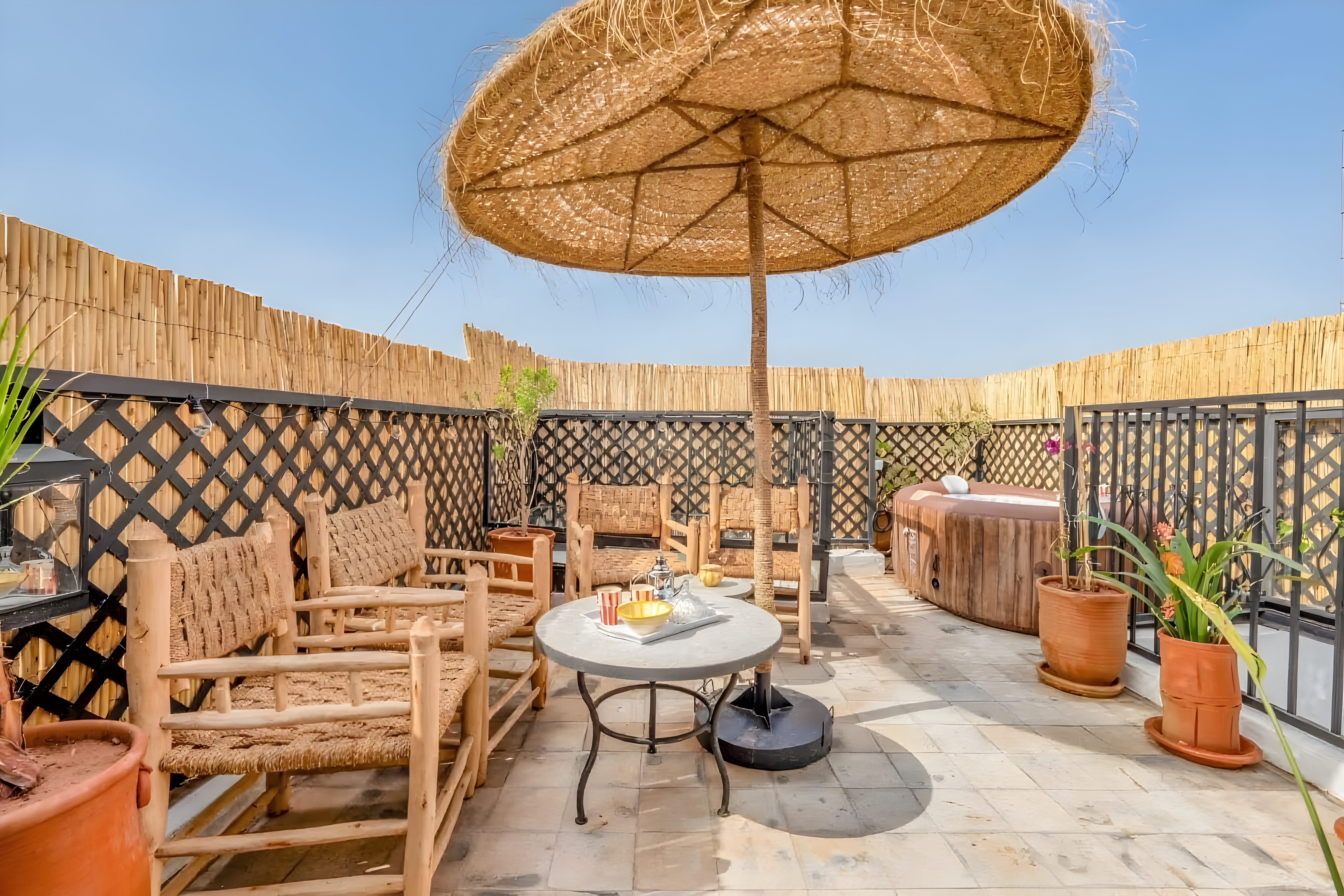 Terrasse avec mobilier, ombrage et spa dans une maison d'hôtes à Moulay Lyazid.