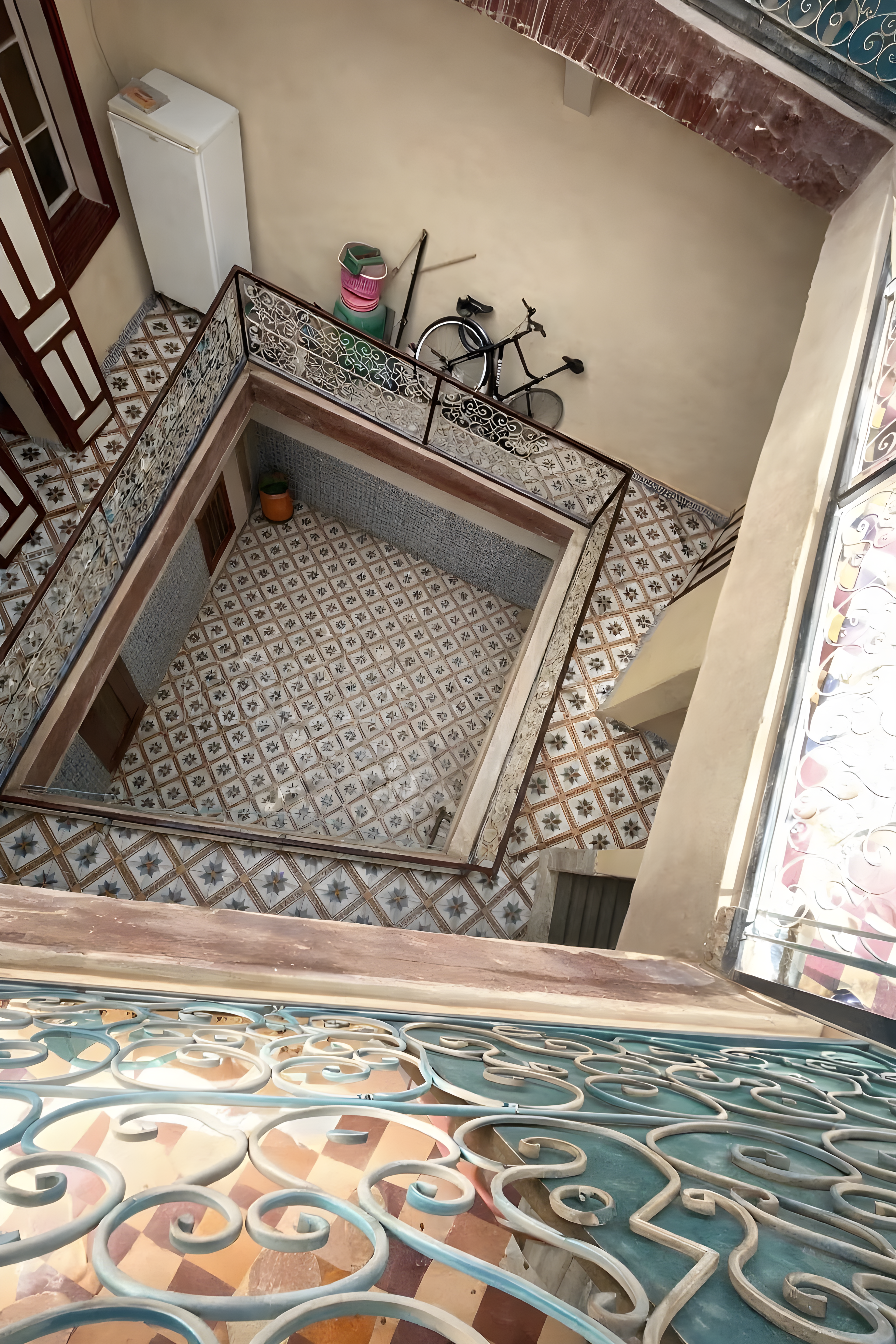 Unklarer Innenhof mit Fliesen und schmiedeeisernen Geländern in Ben Saleh.