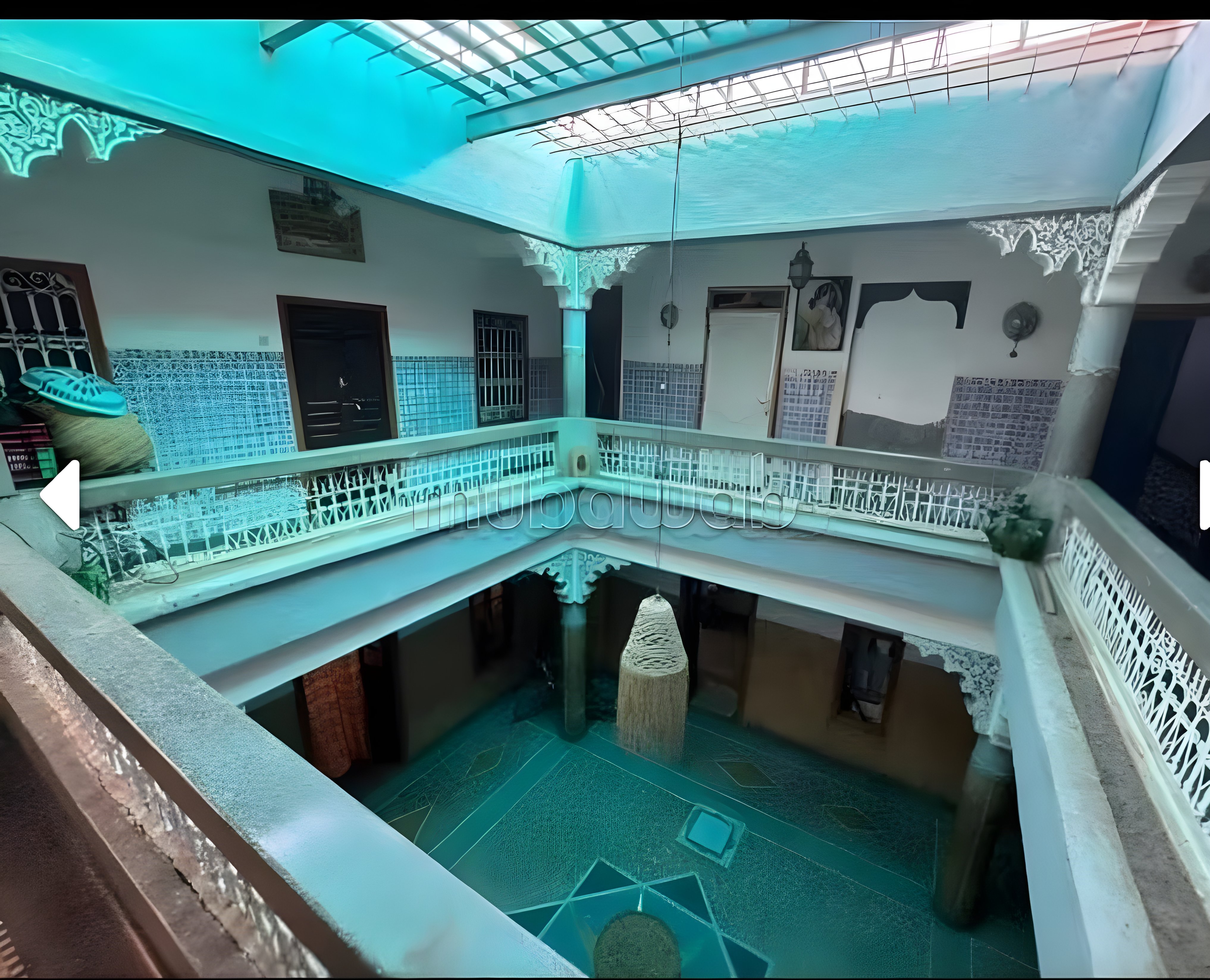 Patio de varios niveles en Arset Ben Chebli con mosaicos y techo de vidrio.