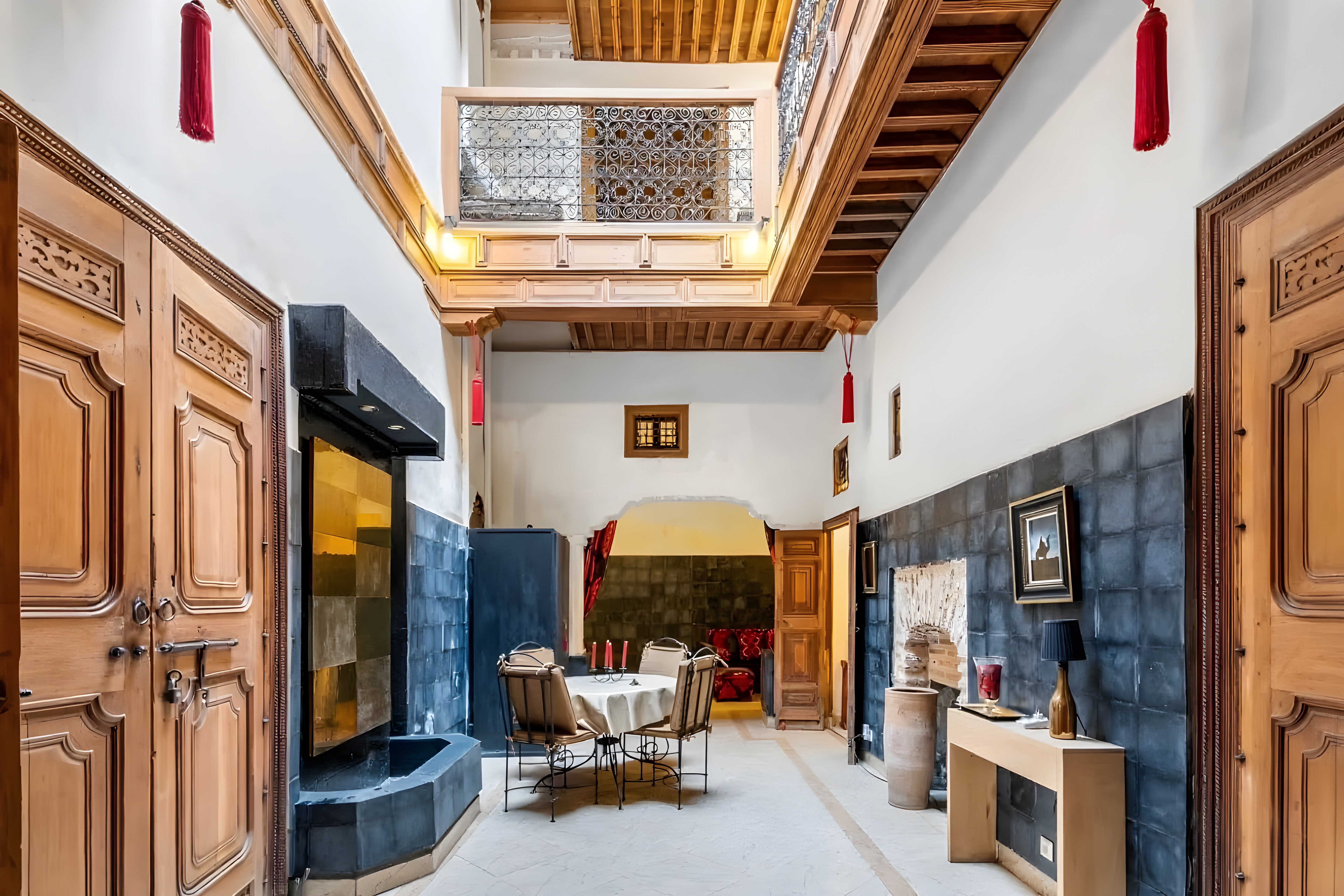 Moroccan salon in Guéliz with dining area and wooden decor.