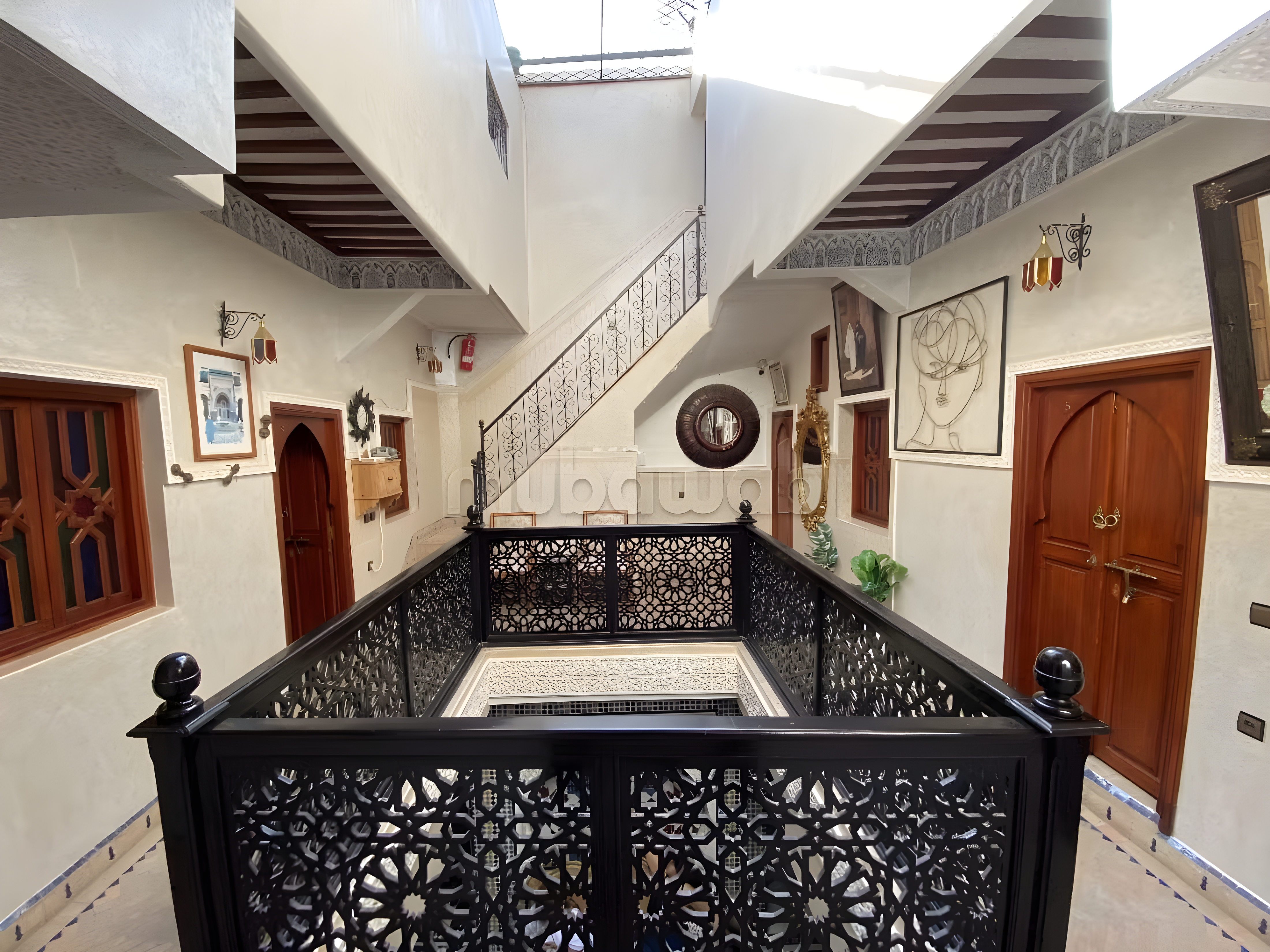 Geschlossener Innenhof in Sidi Bou Amar mit kunstvollem Geländer und marokkanischem Dekor.